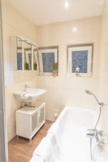 Bad im EG mit Dusche, Wanne, WC, Handwaschbecken