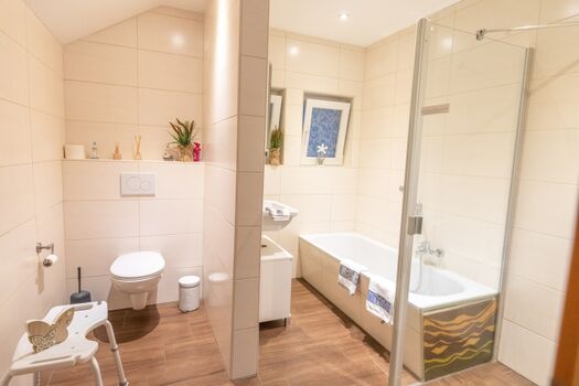 Bad im EG mit Dusche, Wanne, WC, Handwaschbecken