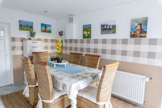 Esszimmer im EG mit Zugang zum Garten