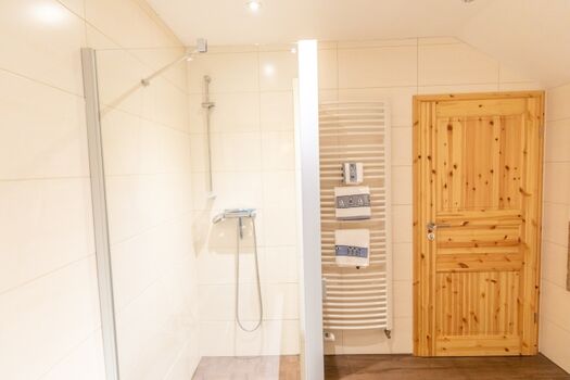 Bad im EG mit Dusche, Wanne, WC, Handwaschbecken