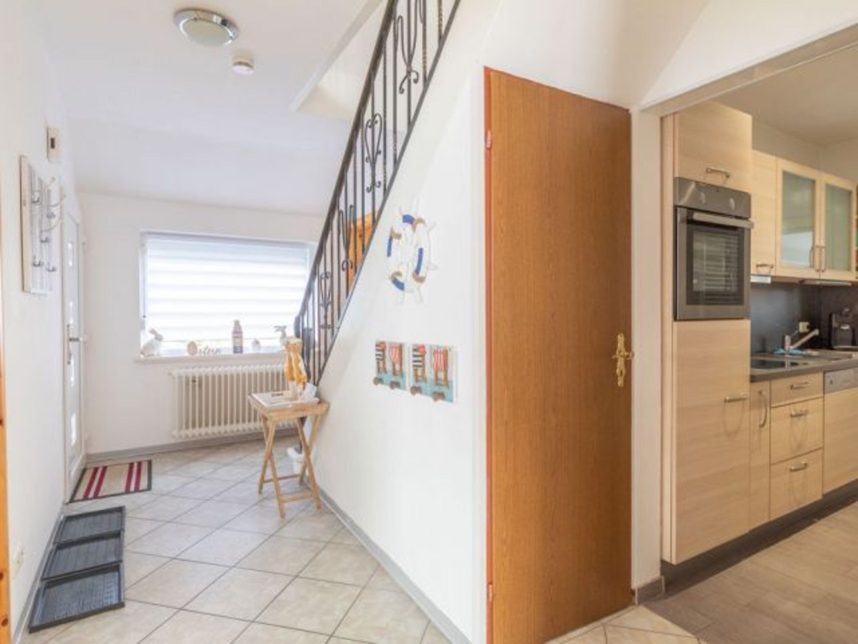 Flur/Eingangsbereich mit Treppe zur 1. Etage und Blick in den Küchenbereich