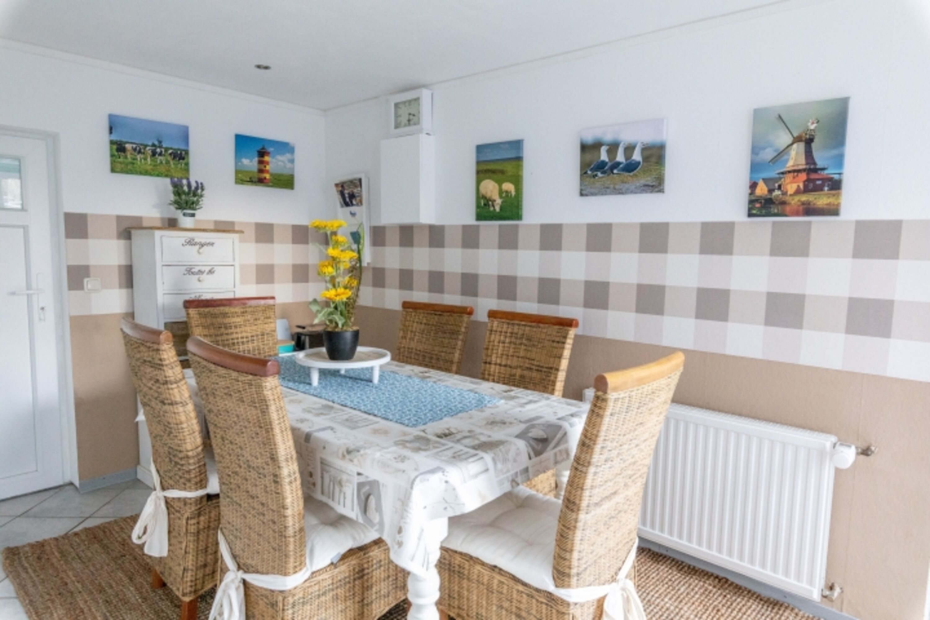 Esszimmer im EG mit Zugang zum Garten