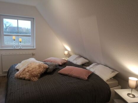 Schönes Schlafzimmer mit TV