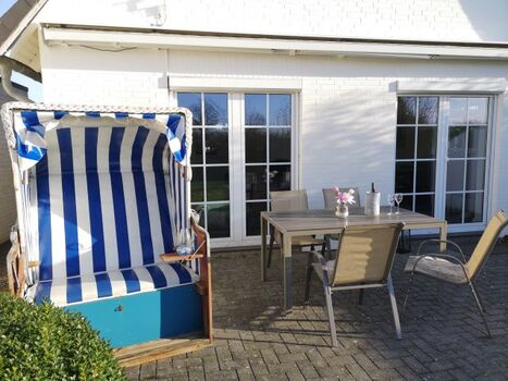 Sonnige uneinsehbare Terrasse mit Strandkorb