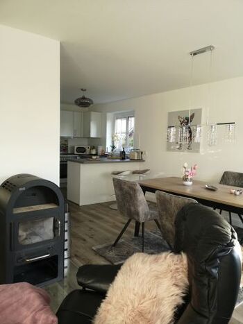 Im Stressless-Sessel vor dem Kamin entspannen