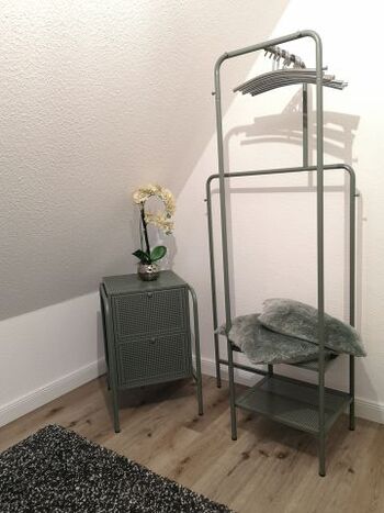 und offenen Kleiderschrank