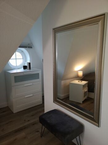 Kommode und Spiegel im Schlafzimmer