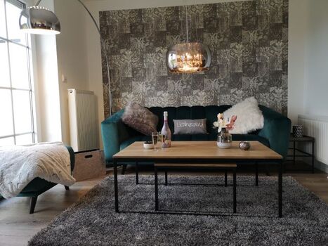 Modernes Wohnzimmer mit 3er Sofa   2 Sesseln