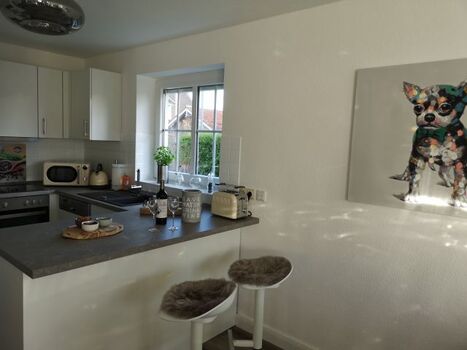 mit Tresen und Barhockern