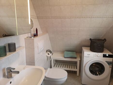 Bad OG mit Dusche und Waschmaschine