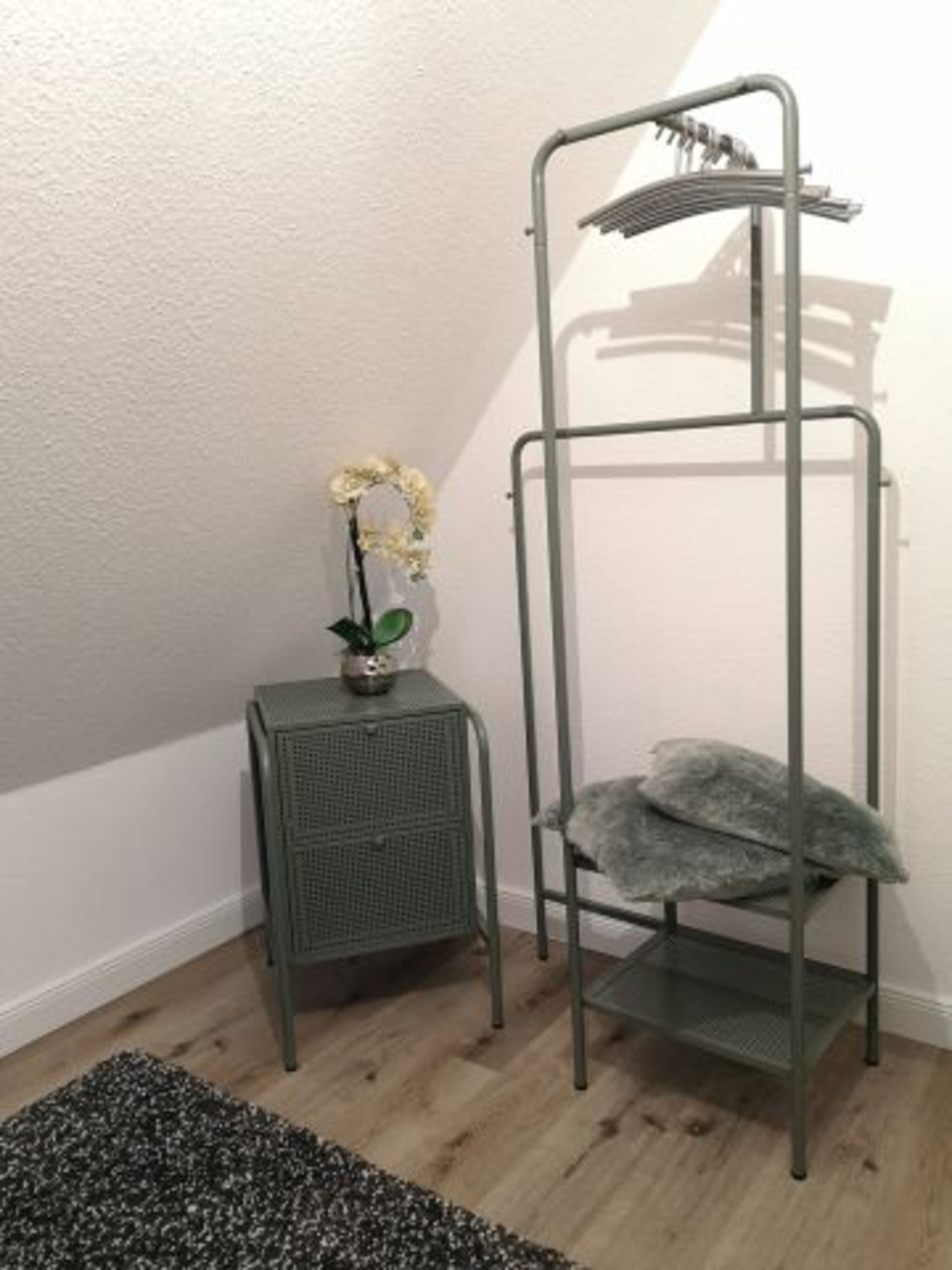 und offenen Kleiderschrank