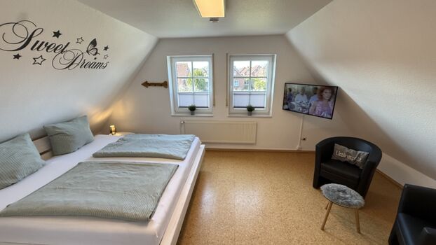 Schlafzimmer 1. OG Gartenseite 