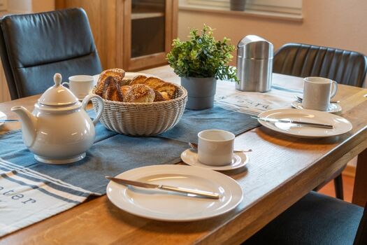 Gedeckter Tisch mit hochwertigem Geschirr