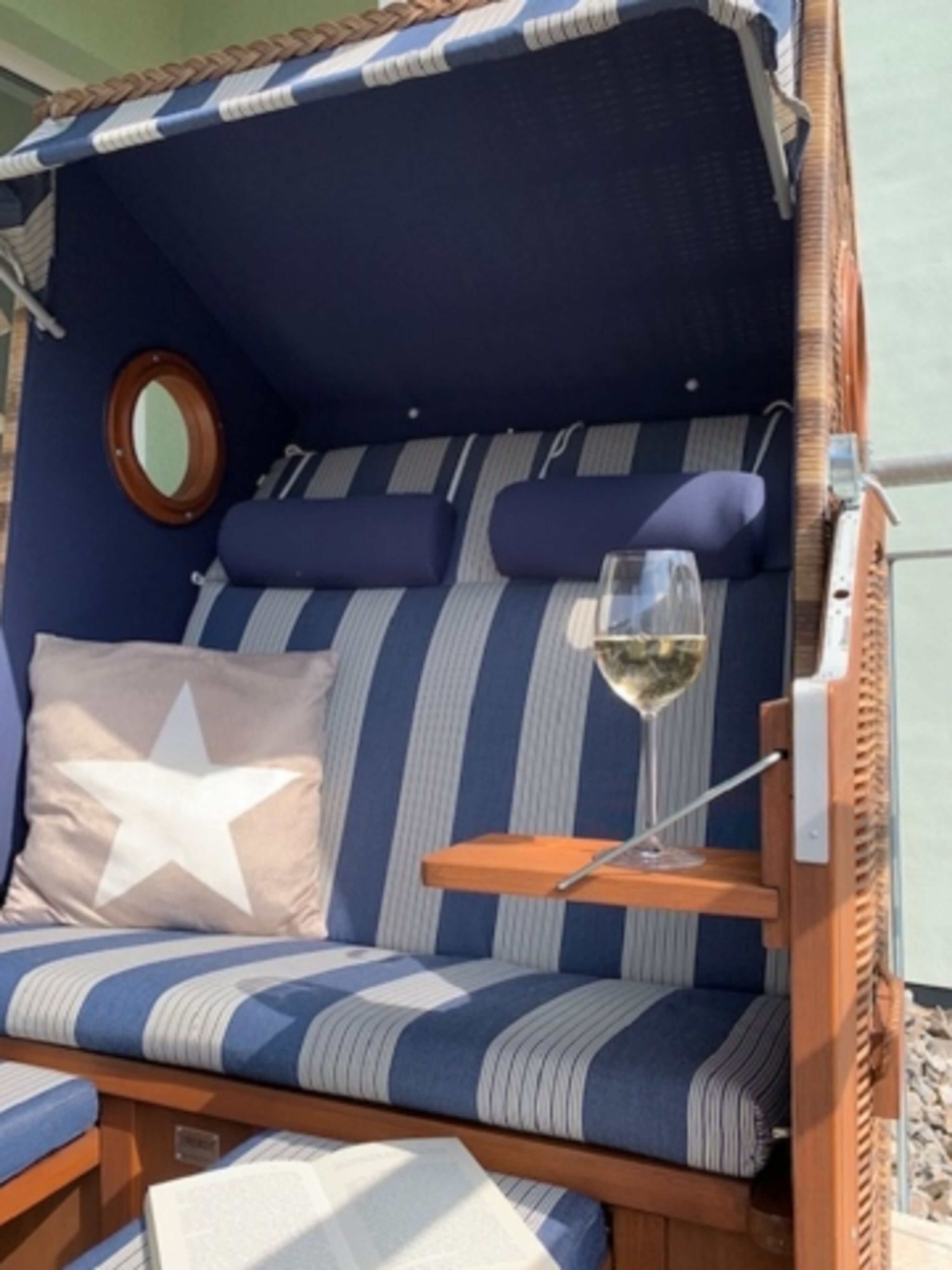 Strandkorb auf dem Balkon