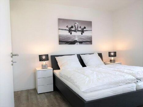 Schlafzimmer mit Fernseher