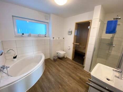 Badezimmer mit großer Badewanne