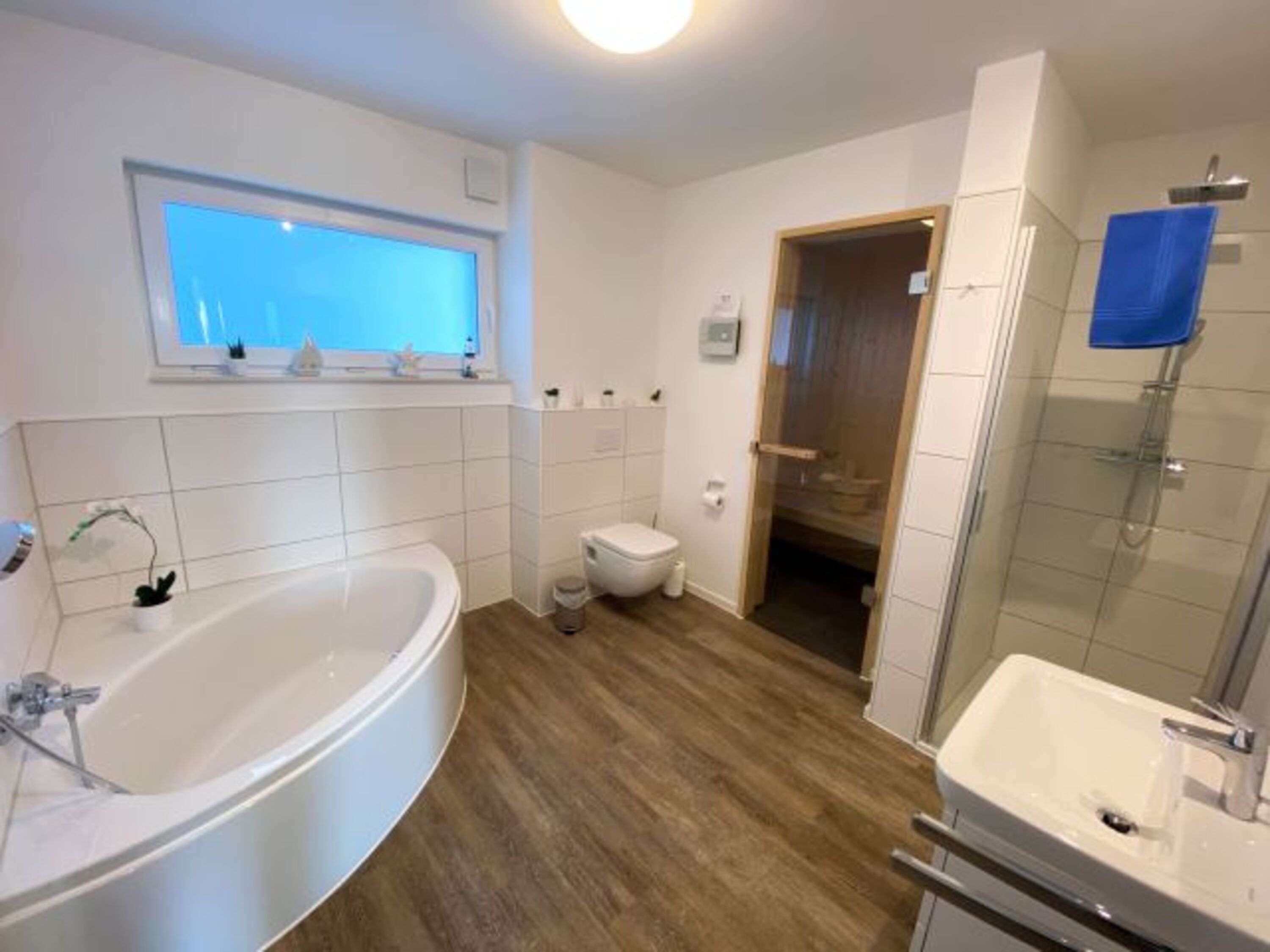 Badezimmer mit großer Badewanne