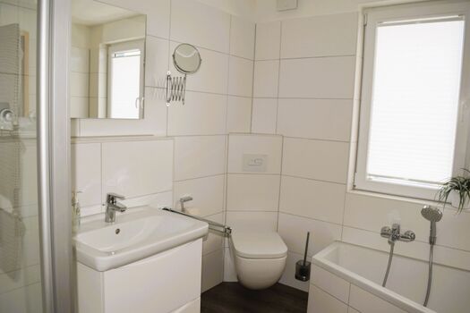 Badezimmer mit Fenster