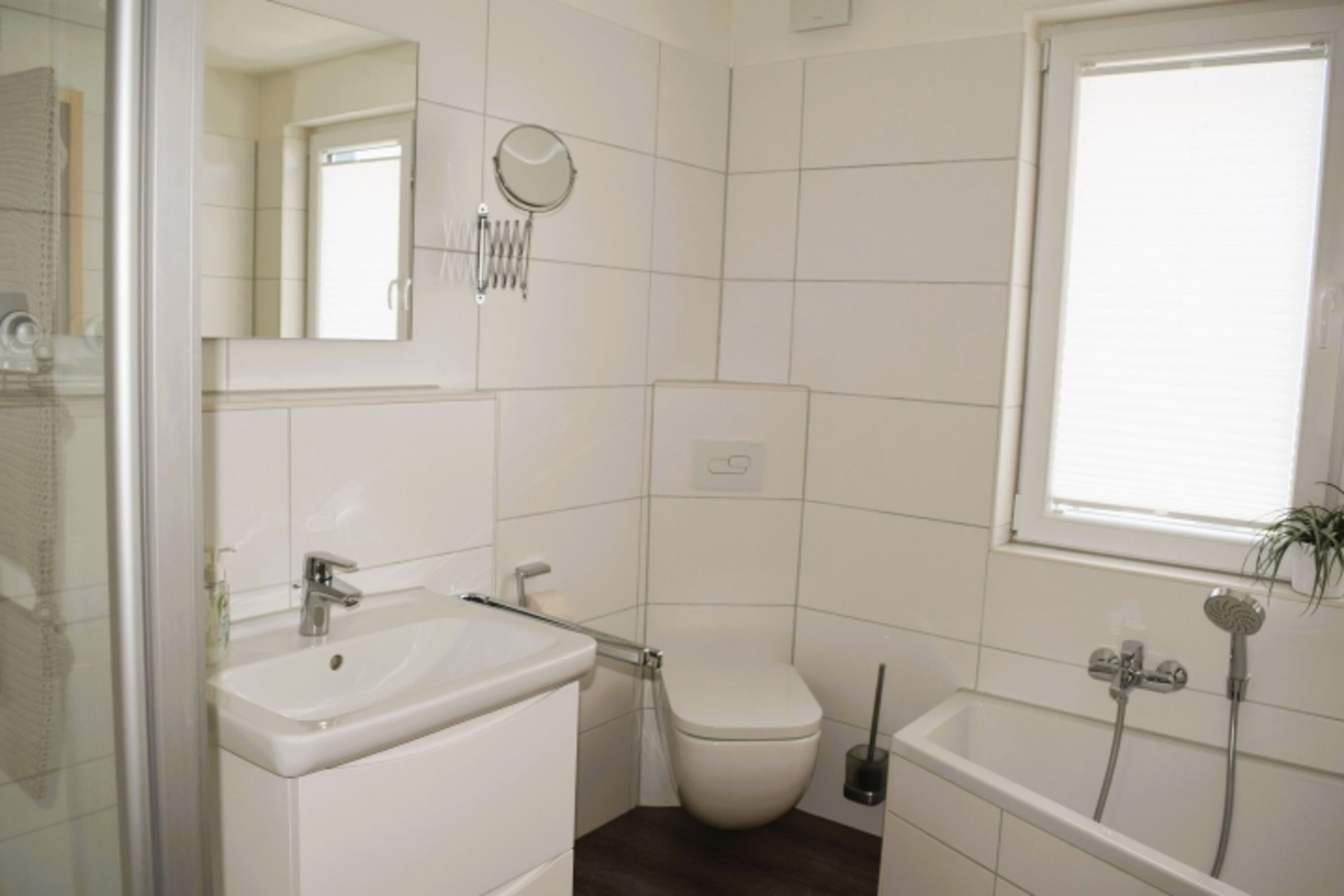 Badezimmer mit Fenster