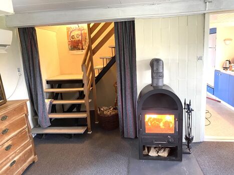 Wohnzimmer mit treppe zum 1. Stock