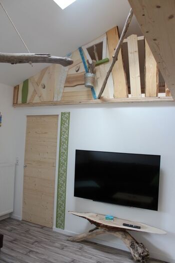 Blick auf die Baumhausgalerie über dem Schlafzimmer