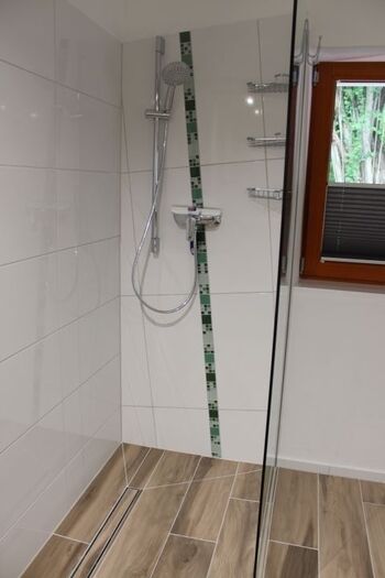 Die geräumige Dusche gibt auch die Möglichkeit den Hund mal abzuduschen