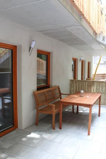 die schattige Terrasse bietet im Sommer einen wunderbaren Rückzugsort