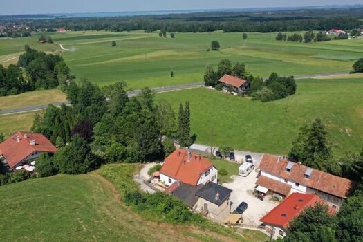 Blick auf den Hof - im Hintergrund der Chiemsee