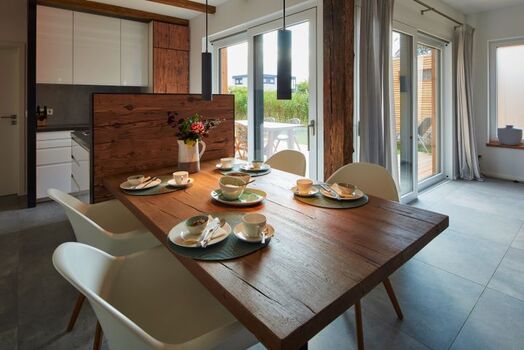 lichtdurchflutet mit Blick in den Garten