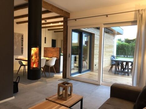 Blick vom Sofa in den Lebensraum