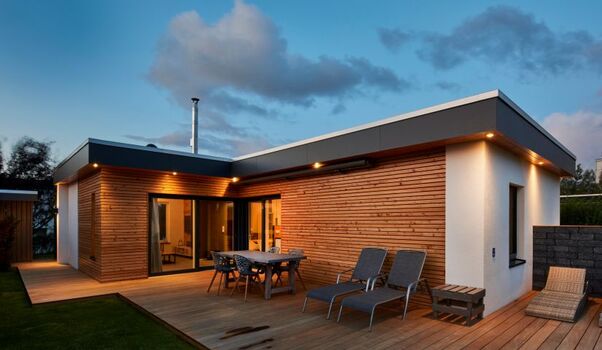 grosse Terrassen und Rasenflächen