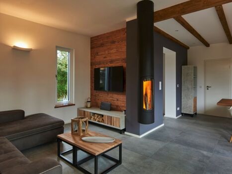 Blick aufs Sofa und TV 