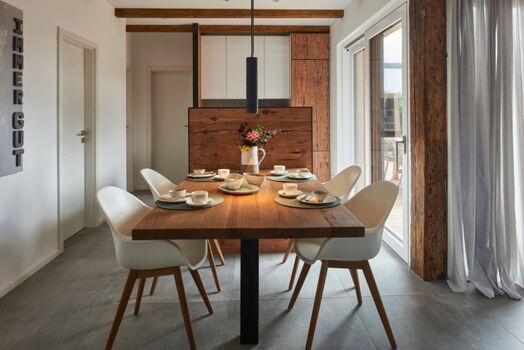 warmes Altholz mit Beton kombiniert