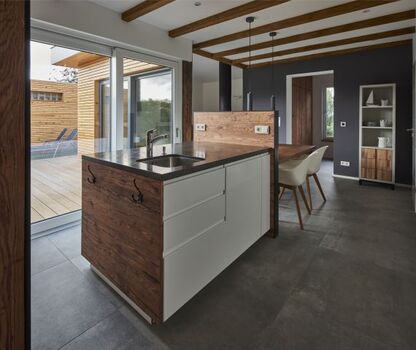 unser Küchenblock- kochen mit Blick nach draussen 