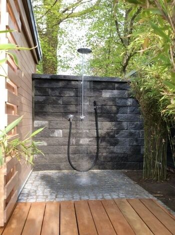 Unter Bäumen duschen