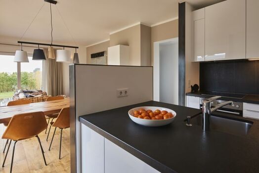 Anthrazitfarbener getrommelter Granit