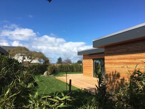 Der Blick von der Sauna in den Garten