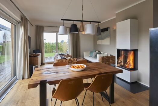 Stahl trifft auf den Tisch aus abgebrannten Dachstuhl 