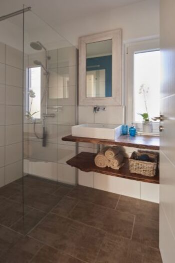 Kinderbad mit bodentiefer Regendusche