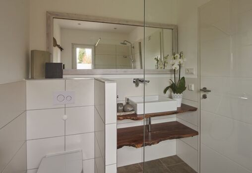 Elternbad mit bodentiefer Regendusche 