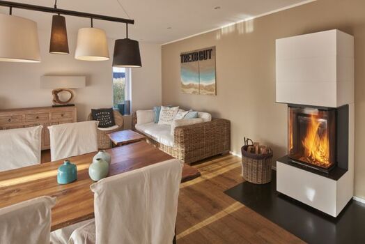 weiße Kissen, warmes Rattan, taupe 