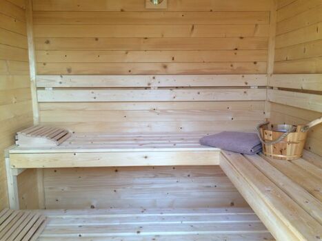 Sauna mit gemauerter Außendusche