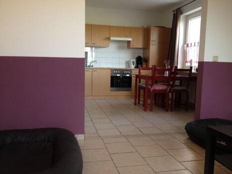 Blick vom Wohnzimmer in die Küche