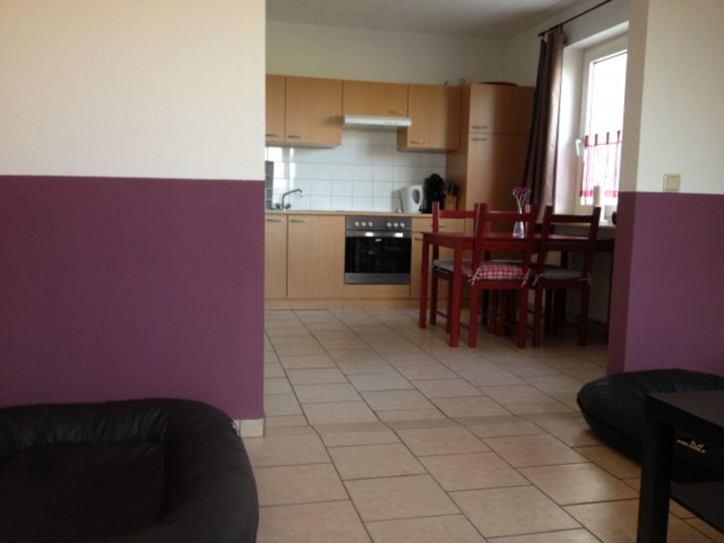 Blick vom Wohnzimmer in die Küche