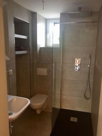 modernes Bad mit Regendusche