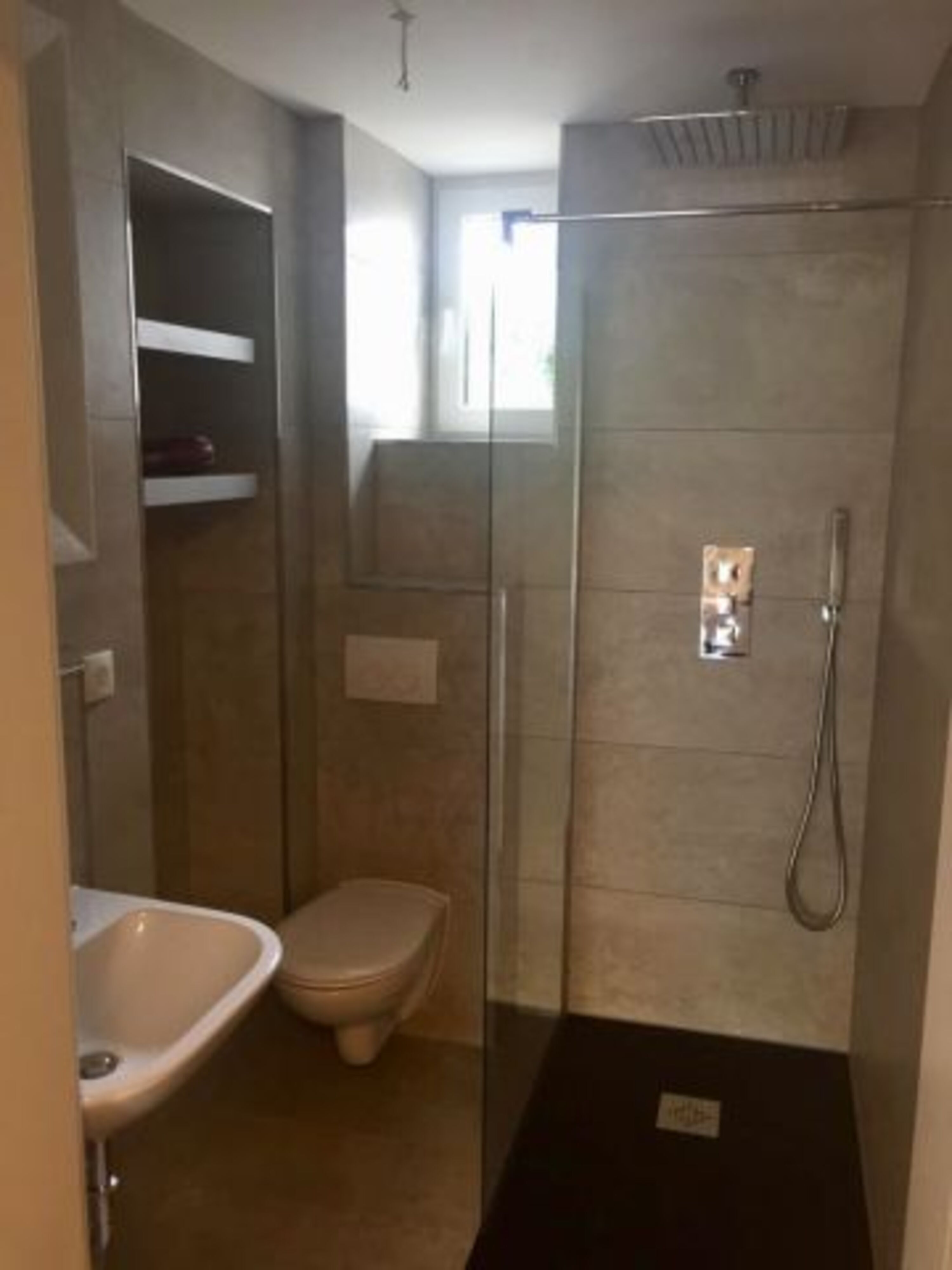 modernes Bad mit Regendusche