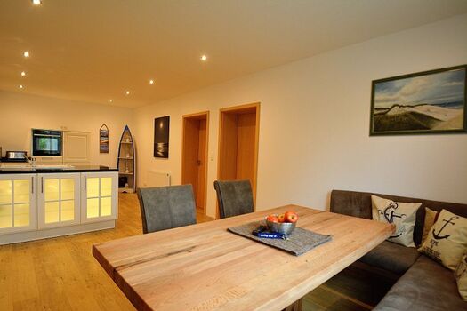 Großer Wohnbereich mit gemütlicher Eckbank und angrenzende Küche