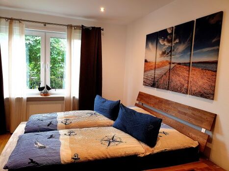 Schlafzimmer mit Doppelbett (Bodyguard Matratzen)