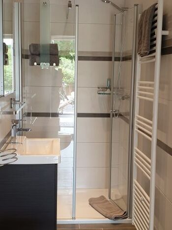 Badezimmer mit bodengleicher Dusche