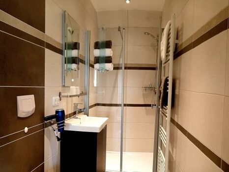 Badezimmer mit bodengleicher Dusche